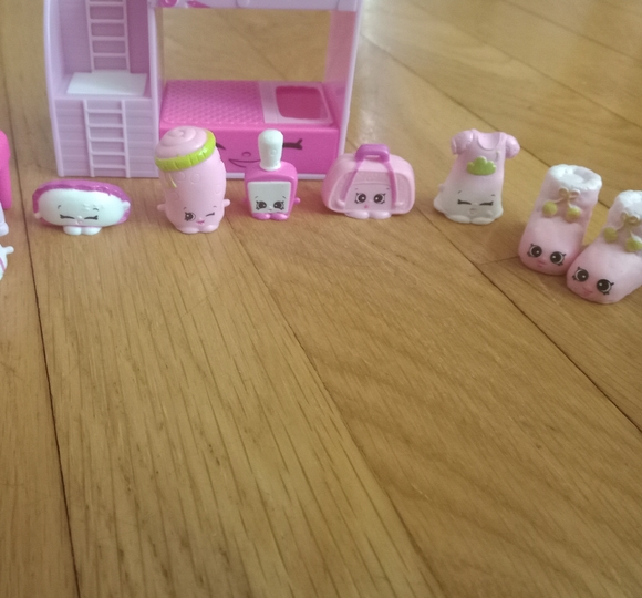 Shopkins Fashion Spree Sleepover Fun Playset - Picture 3 of 4